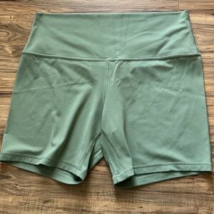 1401 LULULEMON HIGH RISE ALIGN SHORTS SIZE 14 Inseam 6 “ desert green